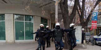 Napeta atmosfera ispred Skupštine grada Niša: Milić – poslednji stadijum diktature (foto)