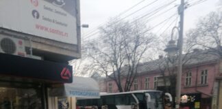 Veliki broj policije oko zgrade i u dvorištu Skupštine Niša žandarmerija