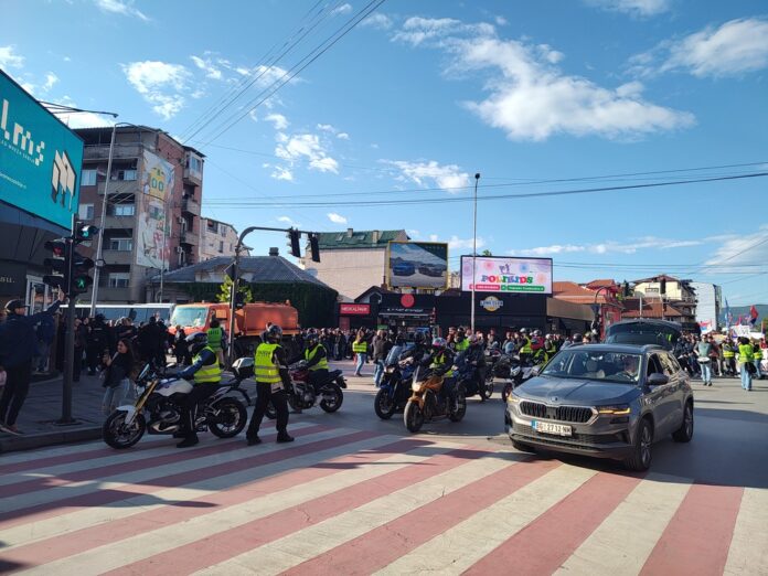 crveni pevac protest