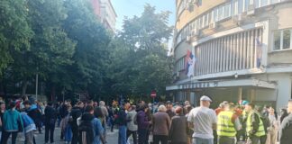 Studenti i građani u Nišu protestuju zbog hapšenja veterana ispred Policijske uprave pu nis protest