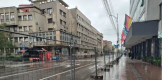 Niš u pripremama za Vučićev trodnevni skup: Montiraju se ograde duž cele ulice u centru grada, šatori ostaju?
