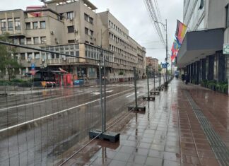 Niš u pripremama za Vučićev trodnevni skup: Montiraju se ograde duž cele ulice u centru grada, šatori ostaju?