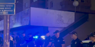 „Kukavico, radikalsko vreme je prošlo“ – protest u Nišu ispred prostorija SNS-a