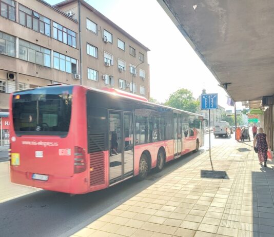 Tri osobe povređene u autobusu gradskog prevoza u centru Niša autobus