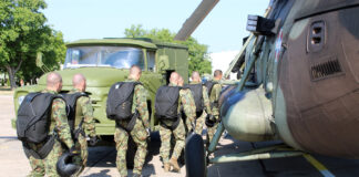 Obuka padobranaca za skokove na slobodno dejstvo u Nišu (foto)