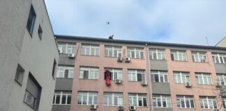 Deda Mrazovi niške Gorske službe podelili paketiće mališanima na Dečijoj klinici