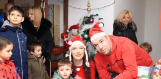 Upravnik zgrade Milojka Lešjanina 65 i ove godine obradovao mališane paketićima