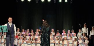 Mališani JPU „Pčelica“ priredili svečani novogodišnji koncert u Narodnom pozorištu
