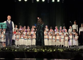 Mališani JPU „Pčelica“ priredili svečani novogodišnji koncert u Narodnom pozorištu