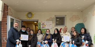 Učenici Ekonomske škole u Nišu prikupili paketiće za decu kojoj je pomoć najpotrebnija