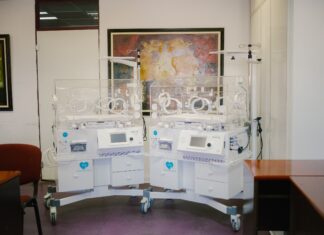 Neonatološka služba UKC Niš dobila dva savremena inkubatora u okviru kampanje „Tako mali da bi u srce stali“