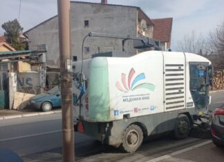 Vozilo JKP „Mediana“ čisti ulice u Knjaževcu pred izbore