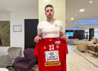 Dres rukometaša Srbije sa potpisima reprezentativaca na humanitarnoj licitaciji LFN u Nišu
