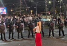 Privedena aktivistkinja poznata kao „žena u crvenom“, niko nema informacije o njoj